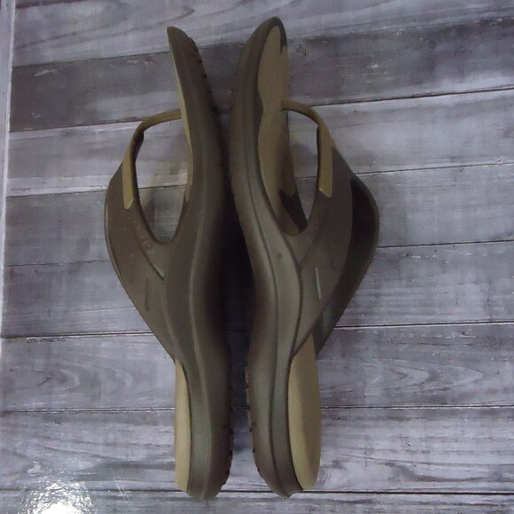 SIZE 13. Crocs classic men’s odor-resistant flip flop sandals.